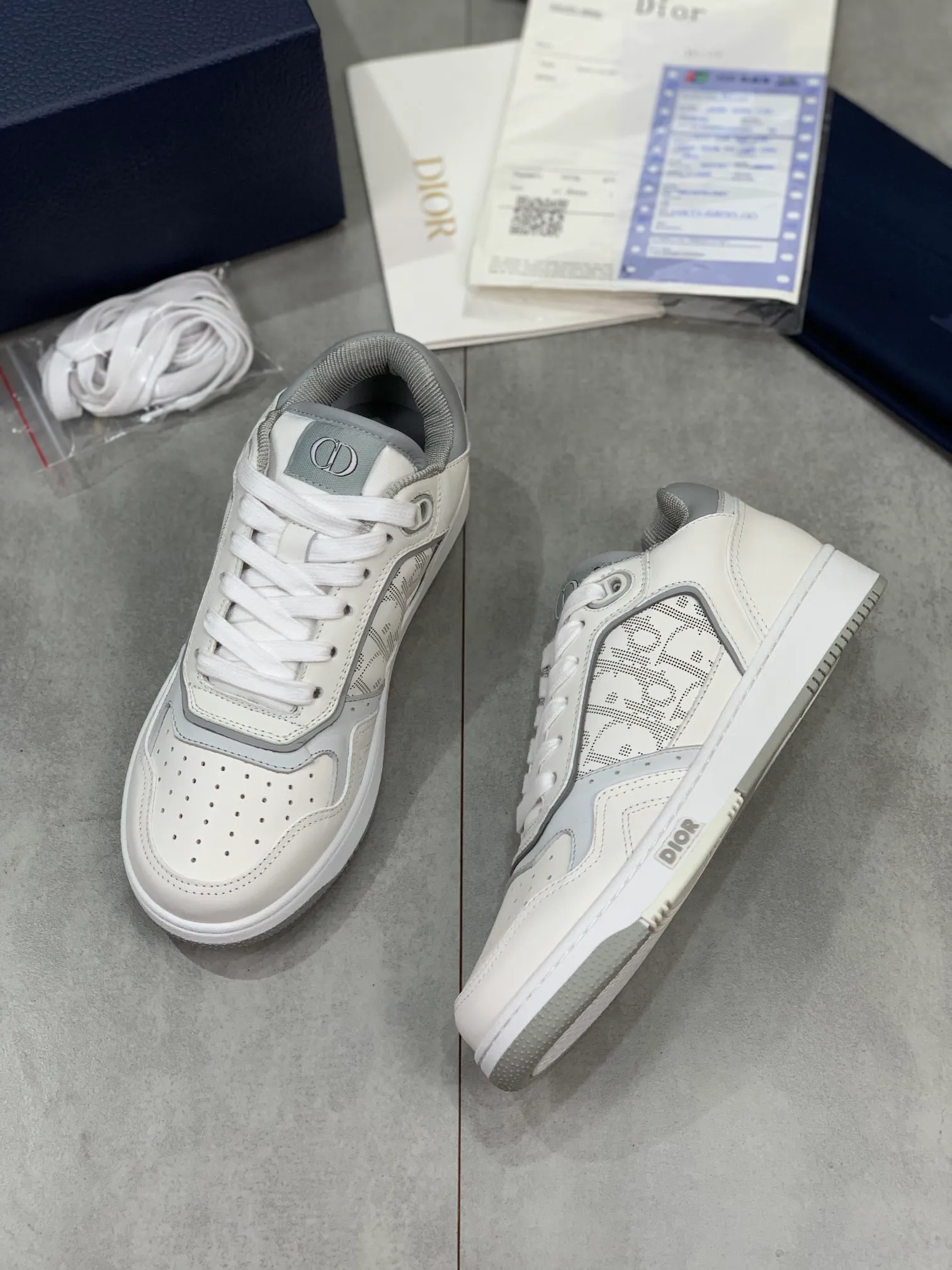 👟👟Ex-factory price 480👟👟 The latest popular casual sports shoes for couples in the Dior B27 series. It took more than three months to finally reproduce it perfectly. We made every detail exactly the same as the original. We decisively keep our own styles when shipping. How can beauties and handsome guys who like sports not keep their own styles? With multiple craftsmanship, this low-cut sneaker newly launched this season is one of the flagship styles of the series. Dior B27 sneakers, original version 7800👟👟 Purchased in early spring, new presbyopic sneakers. A favorite among major celebrities and Internet celebrities. The on-foot effect is very nice. The B27 sneakers are made by Italian craftsmen. They have distinct layers and a unique three-dimensional effect, showing a modern and elegant style, comparable to Dior Internal stretch details provide ideal comfort and can be paired with a variety of casual looks. Shows fashionable and modern sports style. Original imported Italian silk cowhide stitched with embroidered letters lining and feet, original imported breathable double-layer mesh, original customized T👟👟factory price U two-color outsole. We all follow the original binding process, one last for each yard, and the yardage is accurate. On the surface it seems simple and has no technical content, but in fact it is quite a test of the technical operation of the master Luo Di. The market's top quality is welcome to compare, any details are unconditional 👟👟Ex-factory price K. There are pictures and the truth. Today's Internet celebrities and foreign stars are buying it one after another! Fully responsible for dressing in spring, summer, autumn and winter. CD elements create an avant-garde and bold look. Original molded T👟👟Factory price U outsole No matter how many versions there are on the market, you will be full of surprises the moment you get it! The perfect genuine version, you can go in and out of the counter at will. Fabric: Original imported silk cowhide with embroidered letters Lining: Imported original breathable double-layer mesh Foot: Imported original latex mesh Outsole: Original T👟👟 Factory price U two-color bottom Size: 35-45 (Male 38.46 custom-made, non-refundable and non-exchangeable)